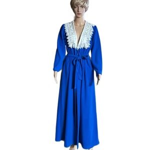 Shadowline ~ Small ~ Vintage ~ USA ~ Blue W/ White Quilt Fabric Floral Lace Robe